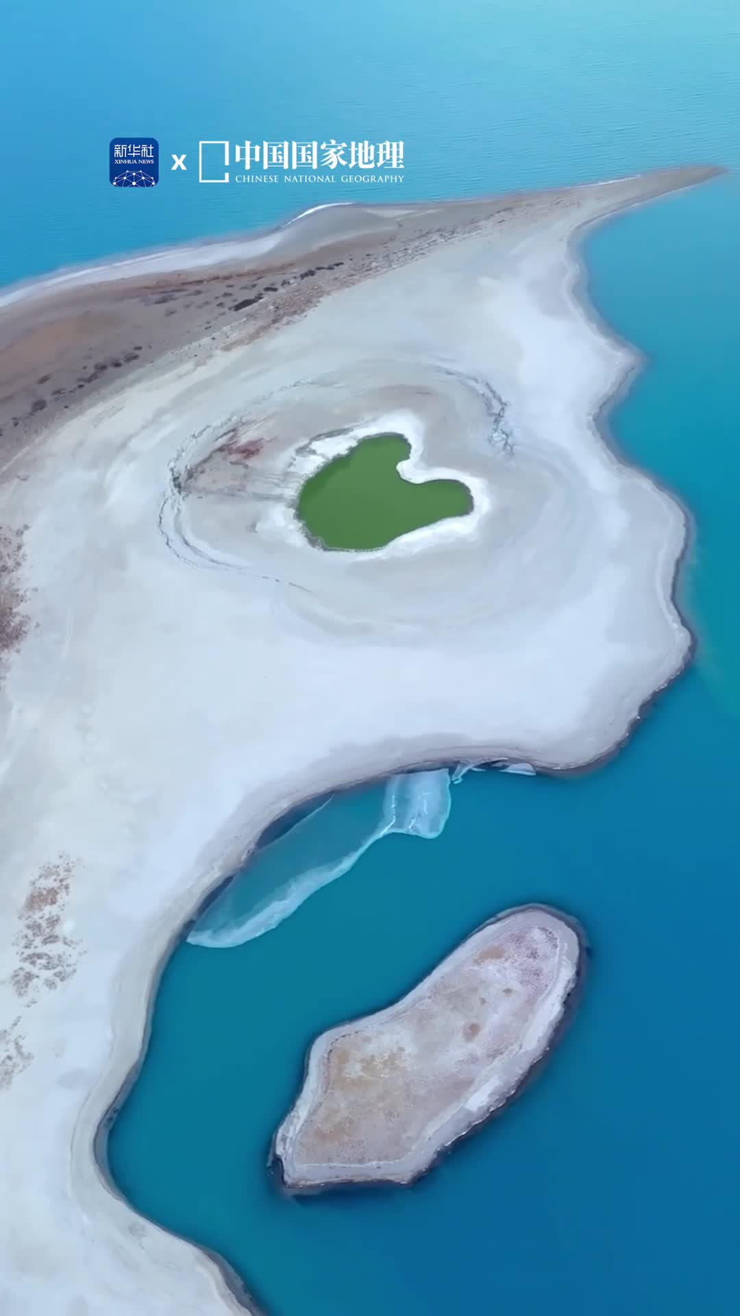 西藏羊卓雍错的美宁静而深邃山川悠然白云温润澄澈的羊湖凝结成透亮的冰将污浊涤荡似乎凡世间冗杂的喧嚣都被不动声色地封印在这片碧幽的湖底