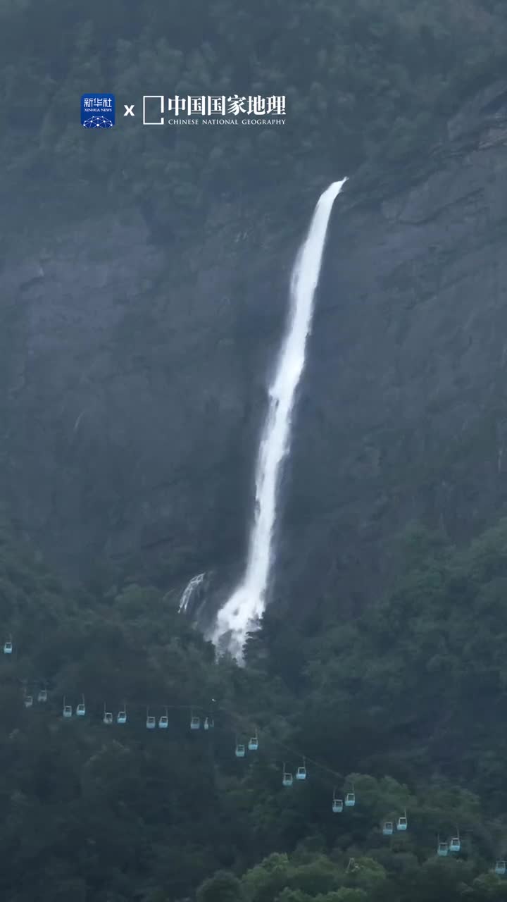 疑是银河落九天经过雨水的洗礼庐山秀峰瀑布水量大增水势磅礴如银河倒泻从天而降升腾的雾气弥漫于翠绿的山间仿佛九天之上超凡脱俗的仙境你若见过此景再读李白的诗句时一定会对苏轼说的古来惟有谪仙词有共鸣