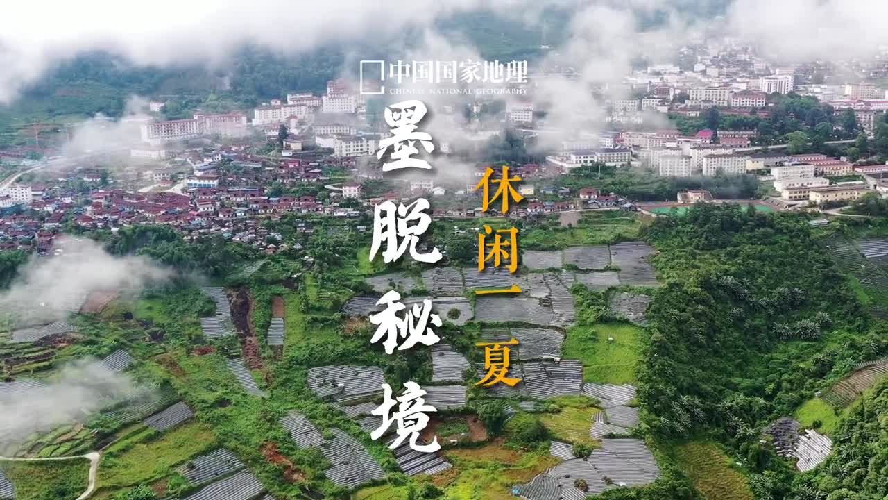 西藏林芝墨脱县墨脱县位于西藏林芝被称为西藏的西双版纳雅鲁藏布大峡谷的主体从其境内穿过北边耸立着7782米高的南迦巴瓦峰而南部最低处的江面海拔只有700米左右墨脱温润丰饶是一处嵌入高寒雪域的热带桃源