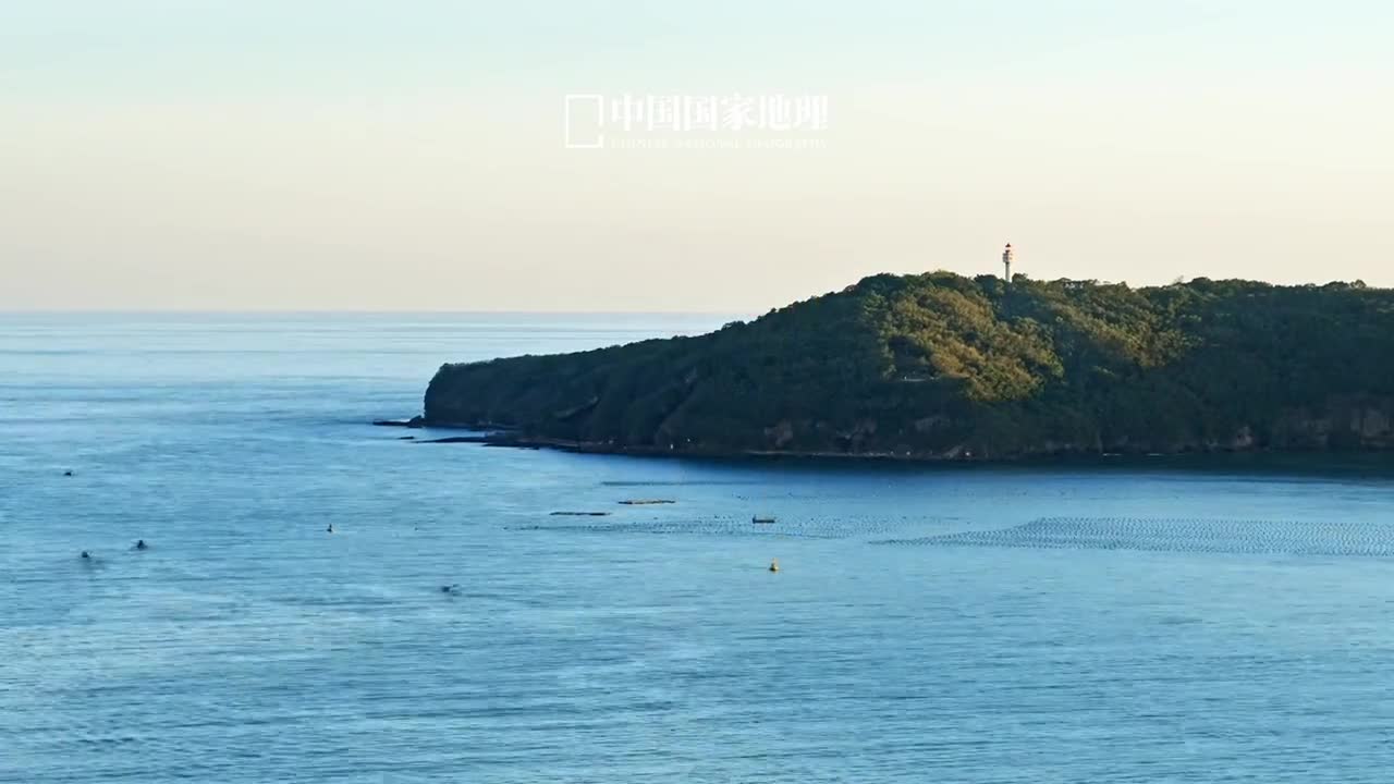 涠洲岛曾被中国国家地理杂志社评为中国最美的十大海岛第2名它位于广西北海市南面地势北高南低是中国最大的最年轻的火山岛其地层是第四纪火山活动形成的火山岩和火山喷出岩因而岛的南部有大量的火山地貌景观那一个个因火山爆发而被烧灼的积压留下的石壁石台线条怪诞色彩绚丽而奇特的海蚀地貌则散布在周围沿岸多姿多彩