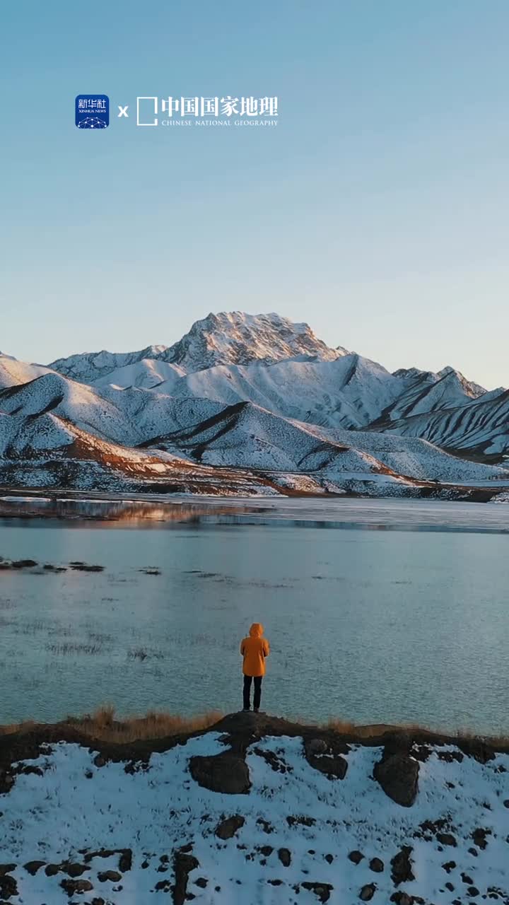 雪后初霁霞光轻覆柔软雪域湖水倒映绵延群山时光缓缓流淌在雪山与雪山之间目之所及皆是纯净之境这里是青海省海西州都兰县