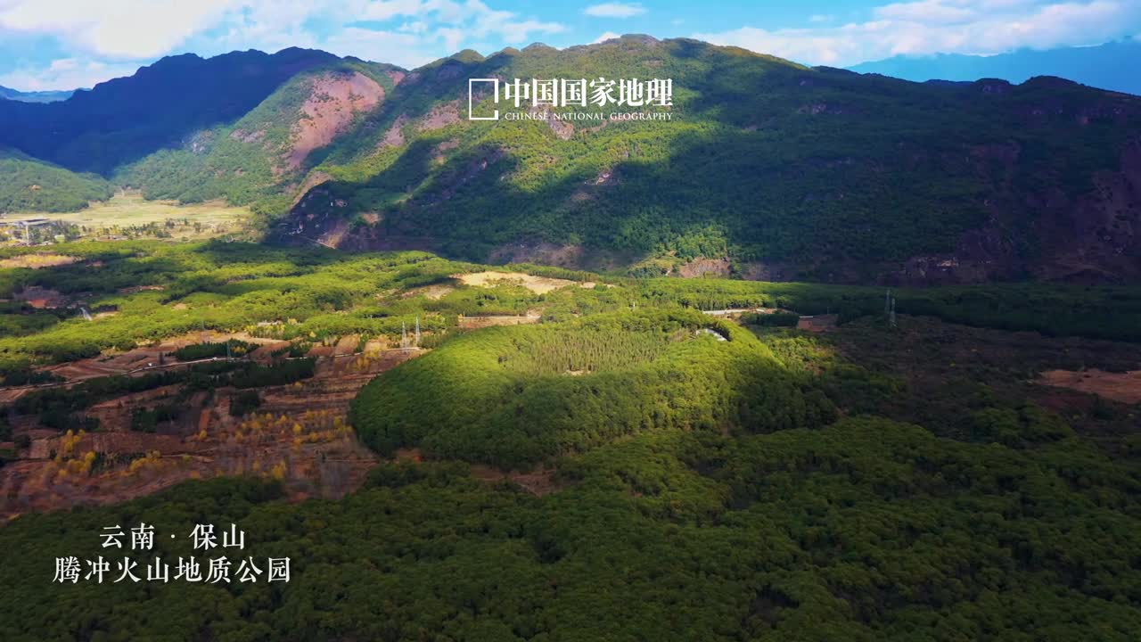 腾冲滚烫的极边第一城拥有天然火山地质博物馆之称的云南腾冲地处印度板块和欧亚板块的碰撞带上是中国著名的火山密集区之一这里也被徐霞客称为极边第一城从断层处喷薄而出的地下熔岩经堆积冷凝在大地之上留下了数量众多类型齐全景观奇特的火山遗迹穷尽万象之妙引人无限遐想满天飞扬的火山灰也在泥土中沉寂默默滋养了周围的万千生灵这座连灵魂都滚烫的城市等待着你去探寻