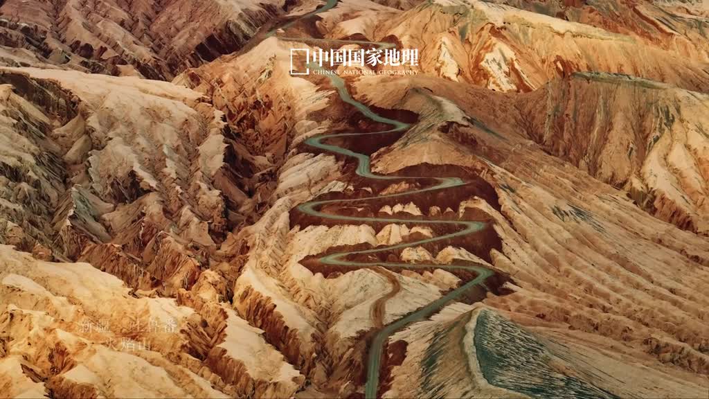 航拍带你飞越火焰山火焰山是位于新疆吐鲁番盆地中部的褶皱低山这里干燥少雨夏季时地表温度可超过80赤褐色的红层地貌如同燃烧的烈焰流水侵蚀形成的沟壑清晰可见