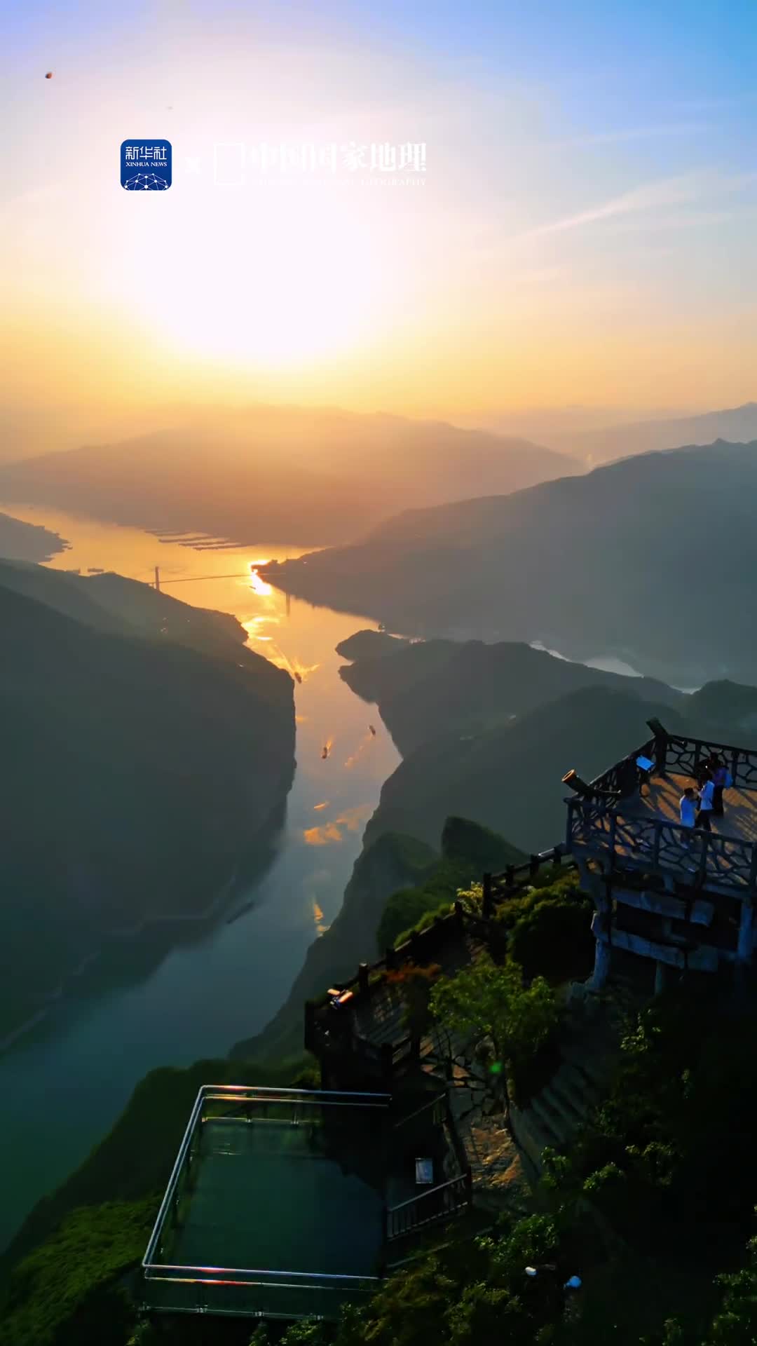 赤甲白盐俱刺天置身于三峡之巅的重庆奉节长江北岸赤甲山顶可将瞿塘峡两岸风光尽收眼底