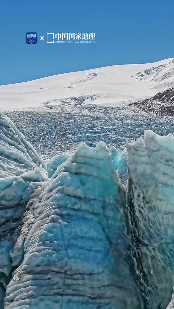 岗布冰川位于西藏浪卡子县与康马县交界处冰川表面的纹理是岁月更迭积累下来的痕迹层层叠置在这片宛如世界尽头的纯净之地冰川将时间的长河凝固给人难以言说的震撼