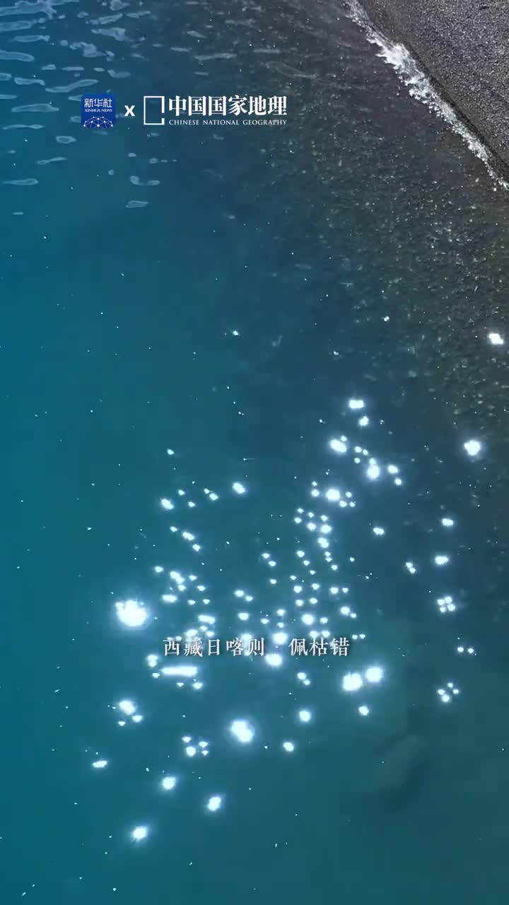 谁会拒绝西藏的雪山蓝湖啊碧空如洗平湖若镜这里是位于西藏日喀则的佩枯错白色雪山与蓝色的湖交相辉映自然天成的美景无需滤镜