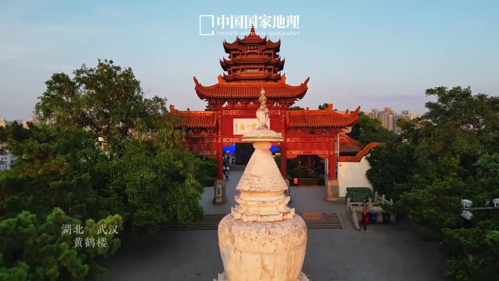 诗在黄鹤楼就在理想就在黄鹤楼位于湖北武汉临于长江之畔极目楚天舒三镇风光一尽收因为地理位置如此绝所以黄鹤楼被称为天下绝景在历史的更迭中黄鹤楼屡毁屡建但无论在哪个年代它都在人们心目中占据着重要的位置