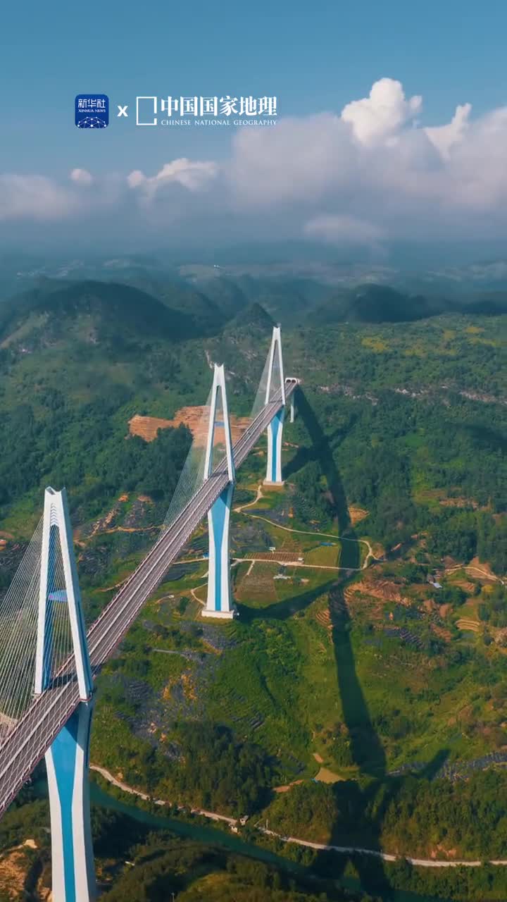 被贵州的天空之桥惊艳了平塘特大桥雄姿横空连接着黔南州平塘县的牙舟镇与通州镇大桥将天堑变成通途展现着世界最高混凝土桥塔的工程之美