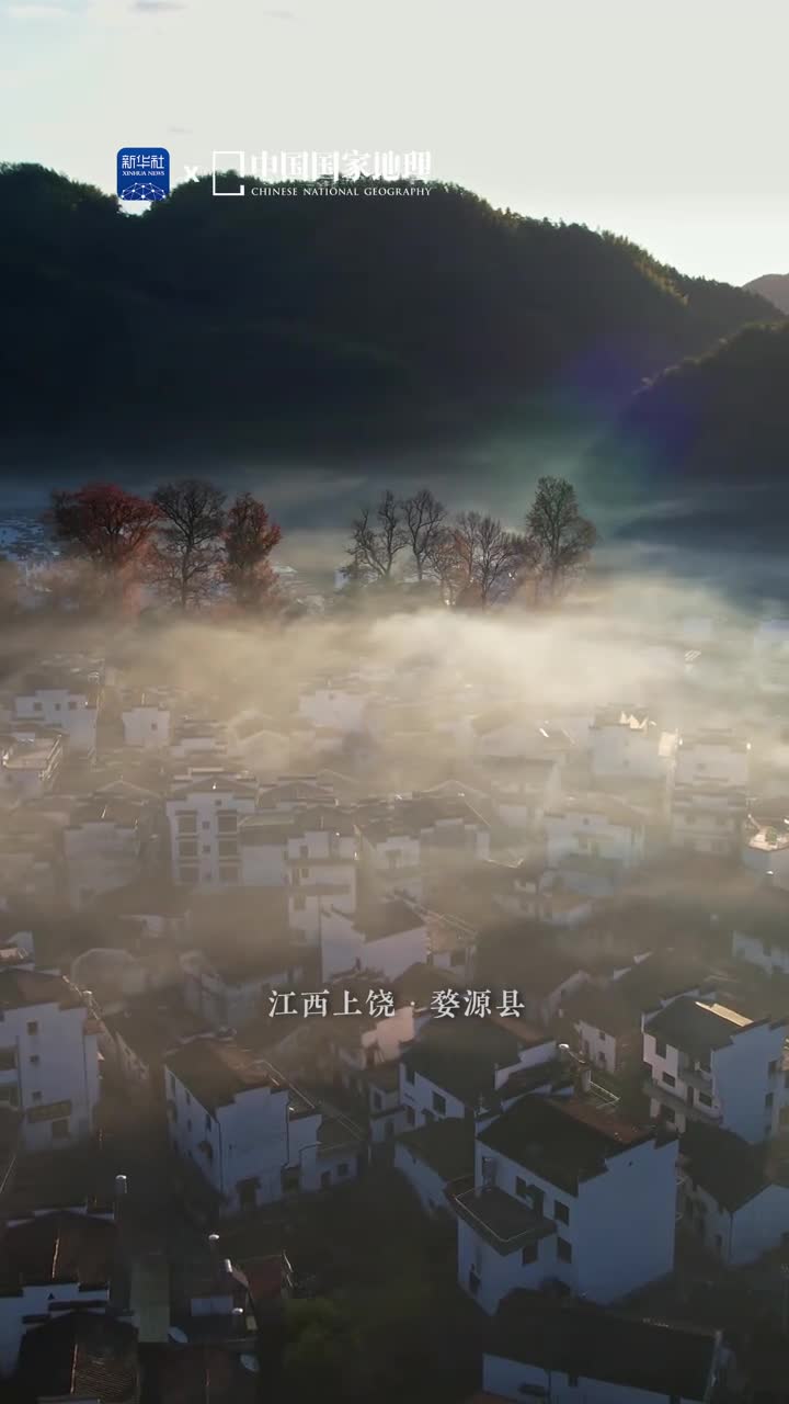 雾里婺源古朴如画江南的秋天有着独特的韵味特别是那晨间的光与雾如妙笔一般将婺源的村庄描绘成一幅古朴的画卷淡雅清丽令人沉醉
