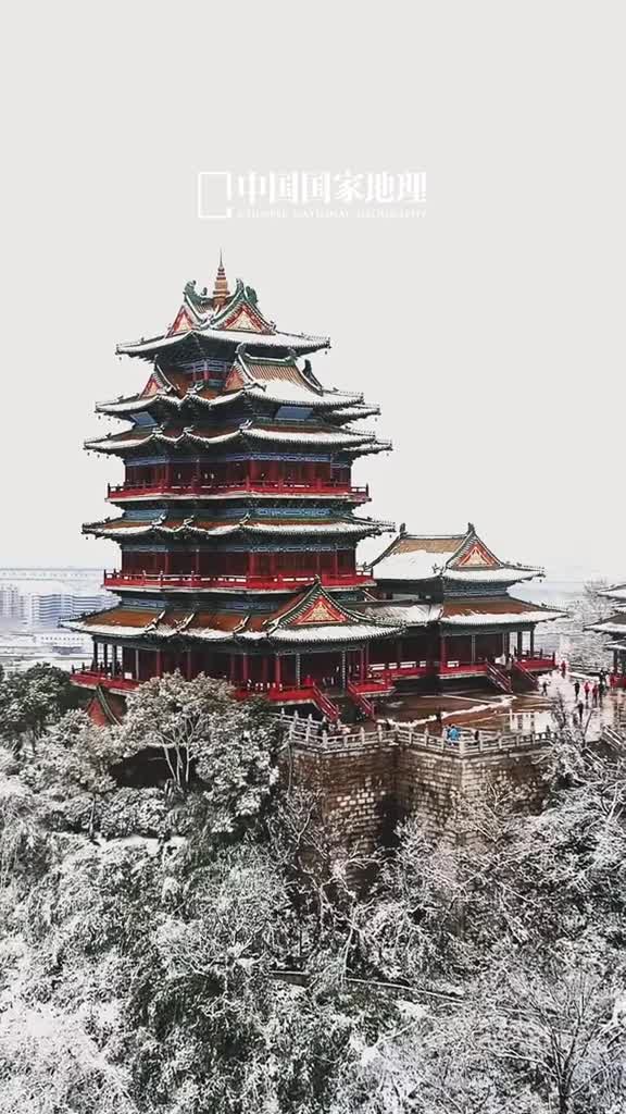 终于等来了南京的初雪江南佳丽地金陵帝王州南京是中国四大古都之一享有六朝古都十代都会的美誉在白雪的映衬下银装素裹的南京更显沉静仿佛一张银色的薄纱轻轻地覆盖着岁月的痕迹和历史的沉淀让人们远离尘嚣和繁忙在静谧中享受心灵的修行