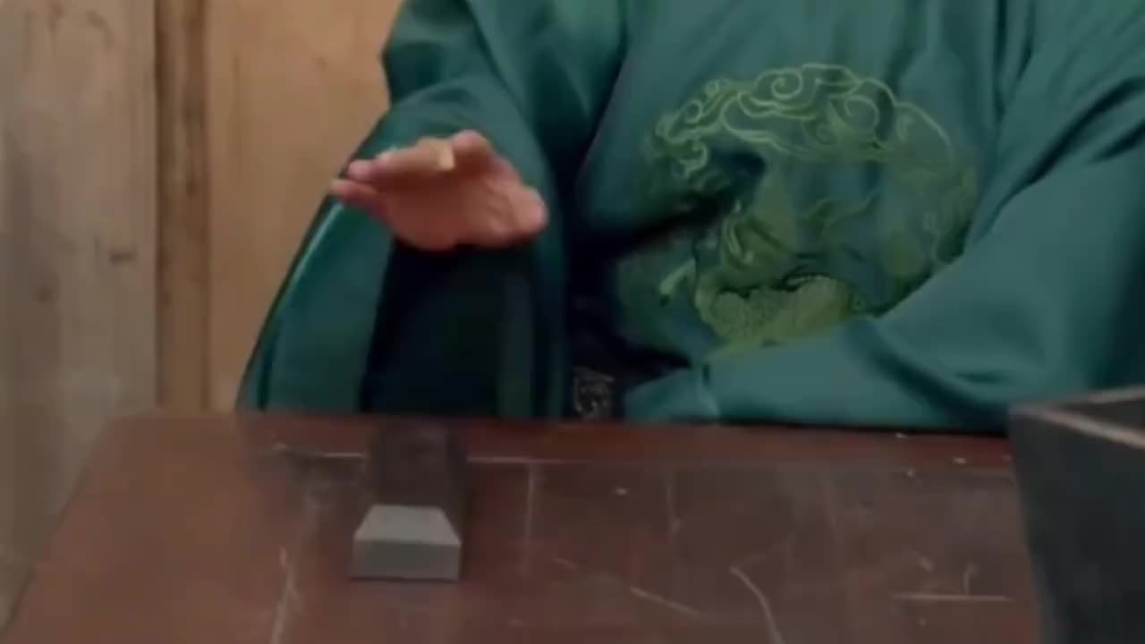 岭南究竟在哪里岭南指五岭以南的地区曾被视为蛮荒瘴疠之地古时许多人被贬谪流放到这里如今已成为风景宜人的富饶之地它与南海相拥数以千计的河流奔腾入海它的山不算高大却有着独特多元的地貌奇观这块生机勃勃的土地被山水温柔地眷顾着