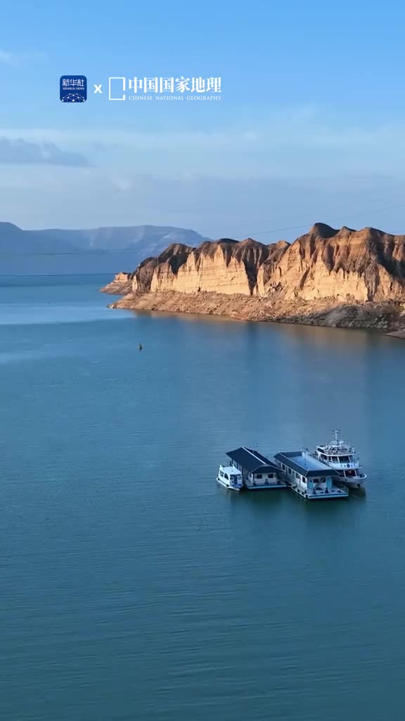 邂逅高峡平湖的壮丽位于青海省的龙羊峡有着浩渺辽阔的湖光山色绮丽清澄的碧波蜿蜒在壮丽的赤沙山土林之间可谓是大坝锁黄河高峡出平湖