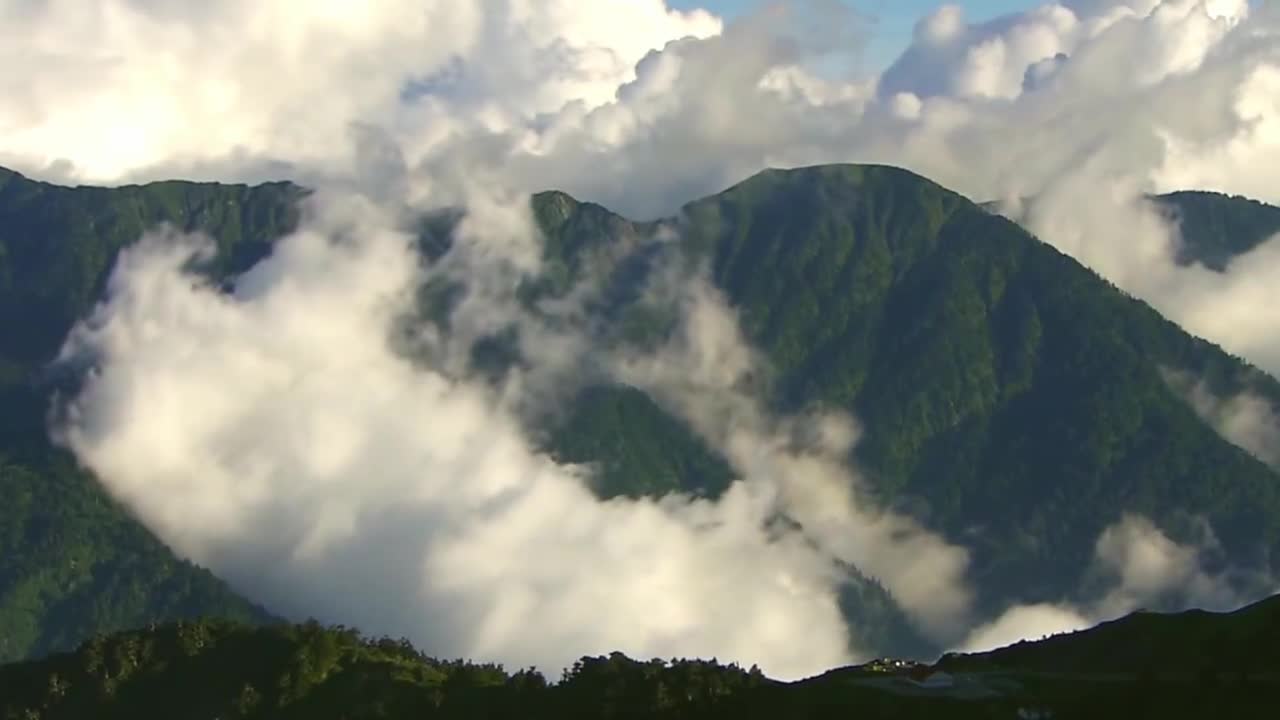 西昌刚刚好坐拥山光水色的凉山彝族自治州首府西昌位于川西南聚宝盆安宁河谷的核心地带它有着无数美誉月亮城太阳城航天城小春城皆是它的风华之证自然之手轻抚西昌赋予它四季如春的气候得天独厚的矿产水能资源历史之笔镌刻西昌留给它蜀滇锁钥的南丝古韵多民族交融的人文风情如今的西昌不仅春天栖息于此被明月深情凝望更是肩负着逐梦九天的重任展露出潜龙腾飞的身姿如果你在寻找一处清新向往的安逸之所刚好是西昌
