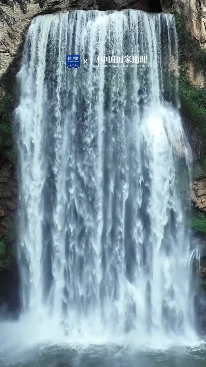绿水飞瀑清凉养眼今天是全国爱眼日一起欣赏贵州贵阳的羊皮洞瀑布吧流水自山间开口飞泻而出高挂在碧绿的山野气势磅礴这里山路危险不对外开放只能隔着屏幕欣赏