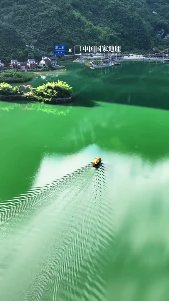 广西不止有桂林山水甲天下边陲小城百色也有怡人风光四周山峦连绵不绝浩坤湖清澈碧绿格外养眼古人赞其为仙境难遇泛舟其间寄情山水悠然自得