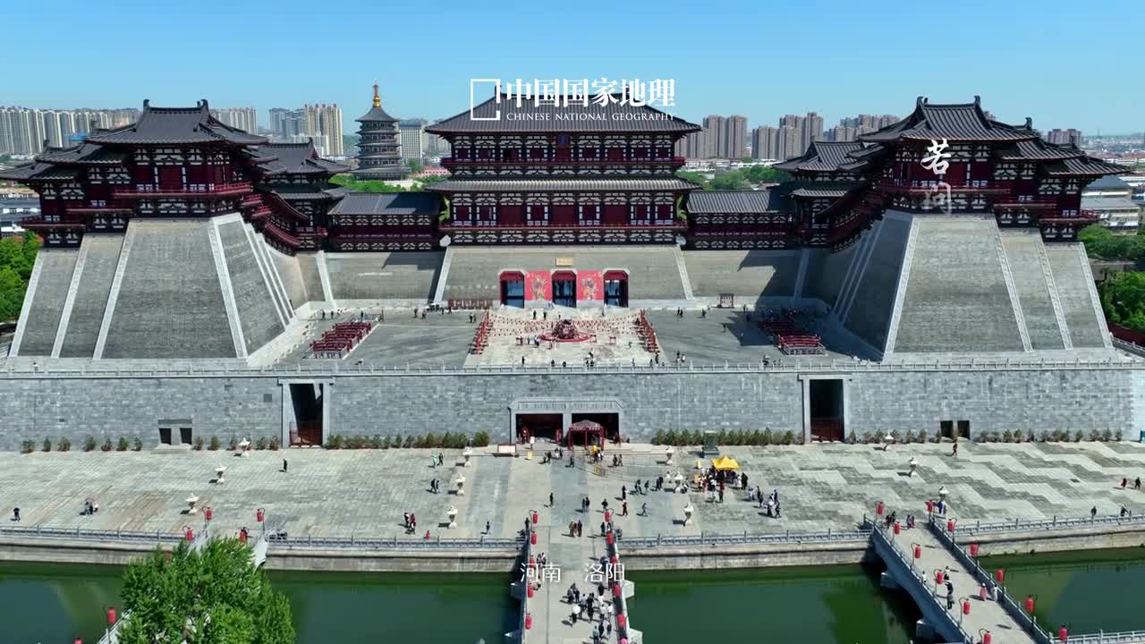 洛阳到底有多少惊喜北面黄河南瞻嵩岳西据崤函东扼虎牢洛阳盆地以河山拱戴形胜甲于天下历史洪流涛涛时代风云浩荡这座十三朝古都如同一张徐徐展开的史诗长卷诉说古今多少沧桑因此司马光也不禁感叹道若问古今兴废事请君只看洛阳城漫步街头巷尾静待华灯初上风起洛阳入梦神都一睹穿越千年的人间盛世颜