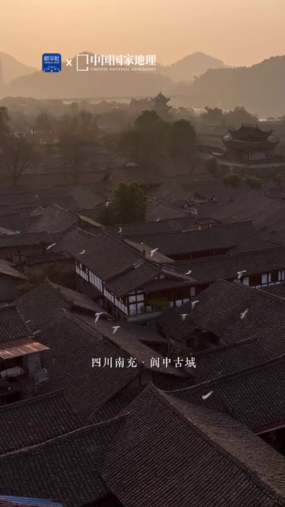 这就是有山有水的阆苑仙境位于四川南充的阆中古城地处嘉陵江中游江水呈U字形将阆中深情环绕形成诗中三面江光抱城郭四围山势锁烟霞的壮丽景象阆中古城至今仍保存着唐宋格局明清风貌的古街古巷步入其中仿佛穿越到千年之前仍能听见历史的低语