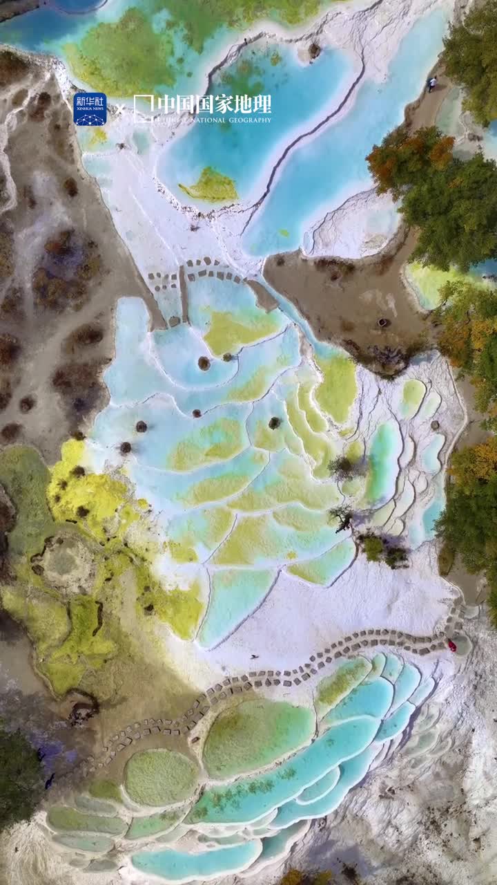 永不凋谢的蓝莲花云南迪庆的白水台位于哈巴雪山的山麓银阶玉壁层层叠叠被誉为仙人遗田交错有致润泽晶莹的钙华彩池如山间的蓝莲花寄托着人们的美好想象