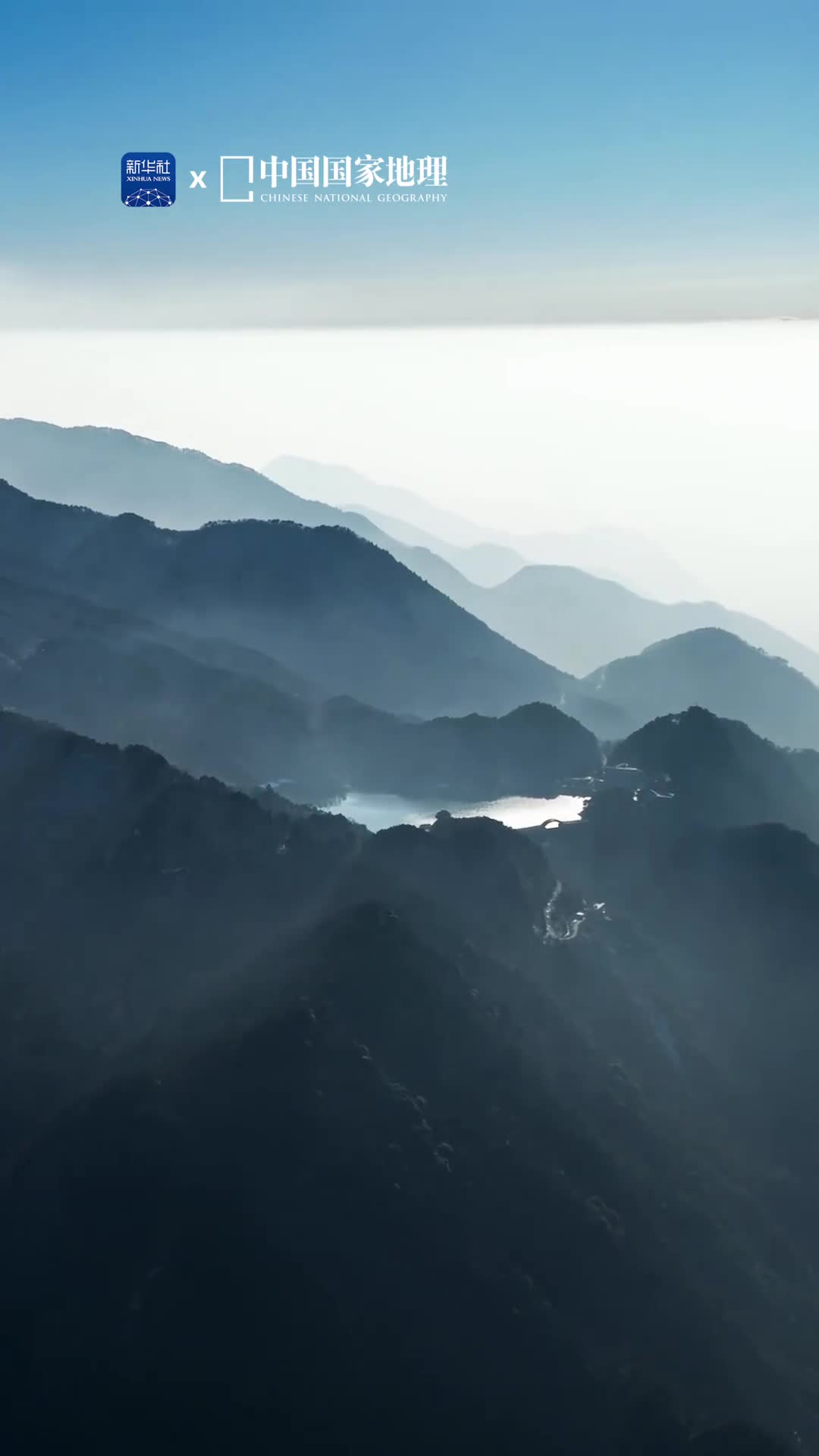 带你赴庐山之巅观云海翻涌云雾在峰峦间腾奔涌翻腾似瀑布飞流直下成诗如画群峰隐现云雾缭绕间不由慨叹不识庐山真面目只缘身在此山中飞过山巅直面山河的疏朗辽阔方知天地浩瀚自然可敬
