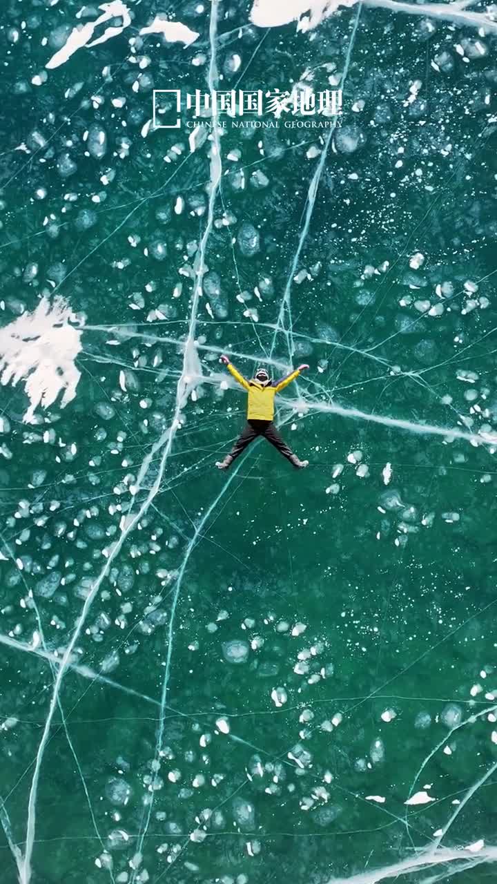 来一起冬日寻宝藏冬日的冰雪世界里万物好似被赋予了某种神奇魔法在天地间幻化出种种奇妙景观雪蘑菇冰裂纹冰推冰瀑可爱的梦幻的治愈的令所见之人为之心动这样的冬日限定景观你见过几个