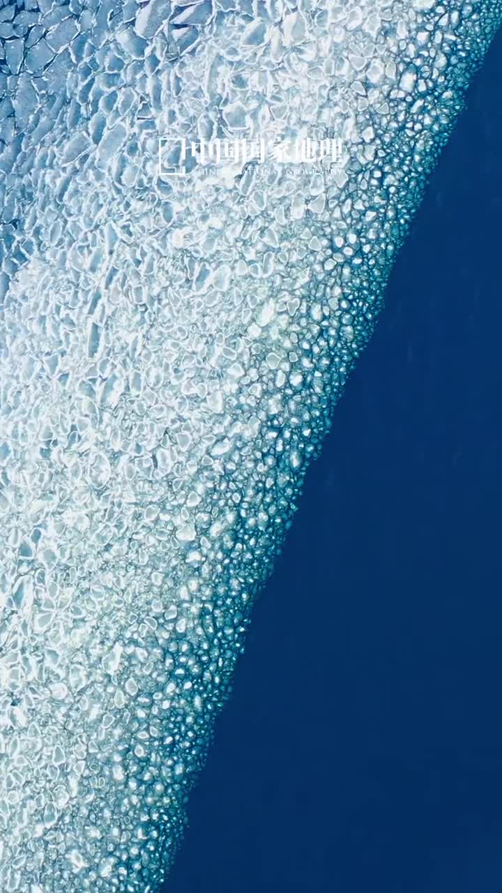 湛蓝宁静湖面的冰裂纹纵横交错而碎冰则如颗颗水晶剔透夺目5月化冰时节的普莫雍错大概就是无夏区怦然心动时的自然之美吧