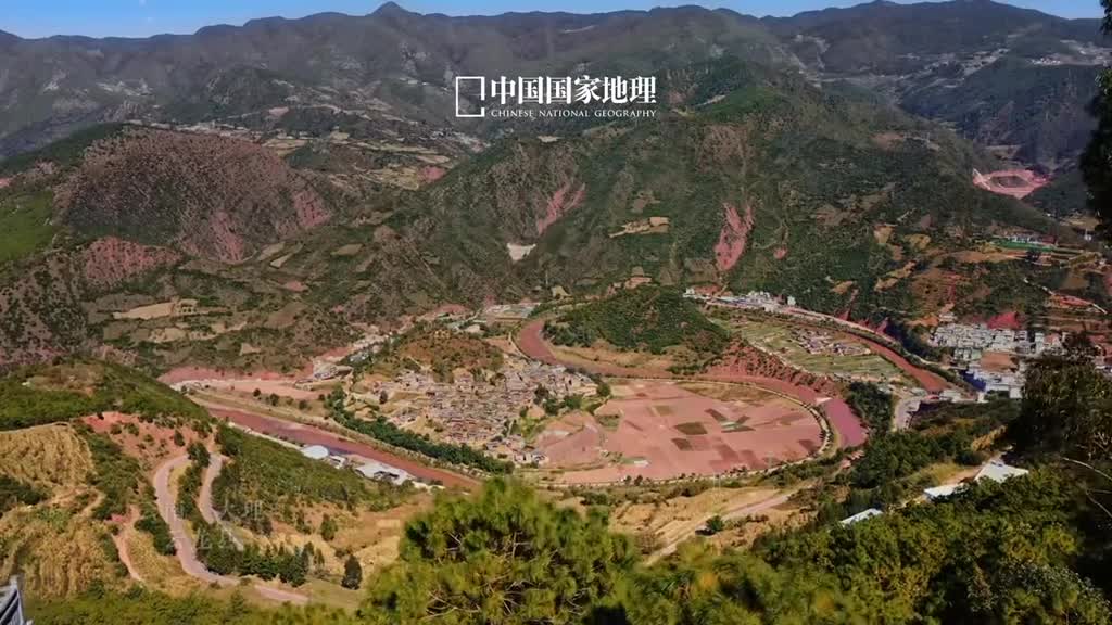 彩云之南深藏罕见太极图四周群山环抱之中澜沧江支流沘江蜿蜒回转在云南大理云龙县的连井坪坝子和庄坪坝子之间形成S形的河湾勾勒出浑然天成的太极图案河道两旁居住着人家散落着耕田安宁祥和成为奇观的一部分