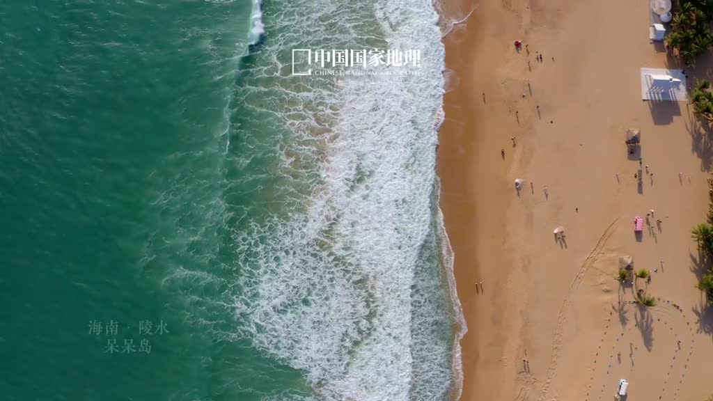 看海发呆就去呆呆岛在海南陵水县有一座名字可爱的小岛叫做呆呆岛海浪拍击礁石奏响脆朗乐章海风拂过椰林青翠摇曳生姿沙滩细软海水澄澈一路尘嚣被温柔地卷进浪花里明媚阳光驱散冬季疲乏醉心碧海偷得半日浮闲