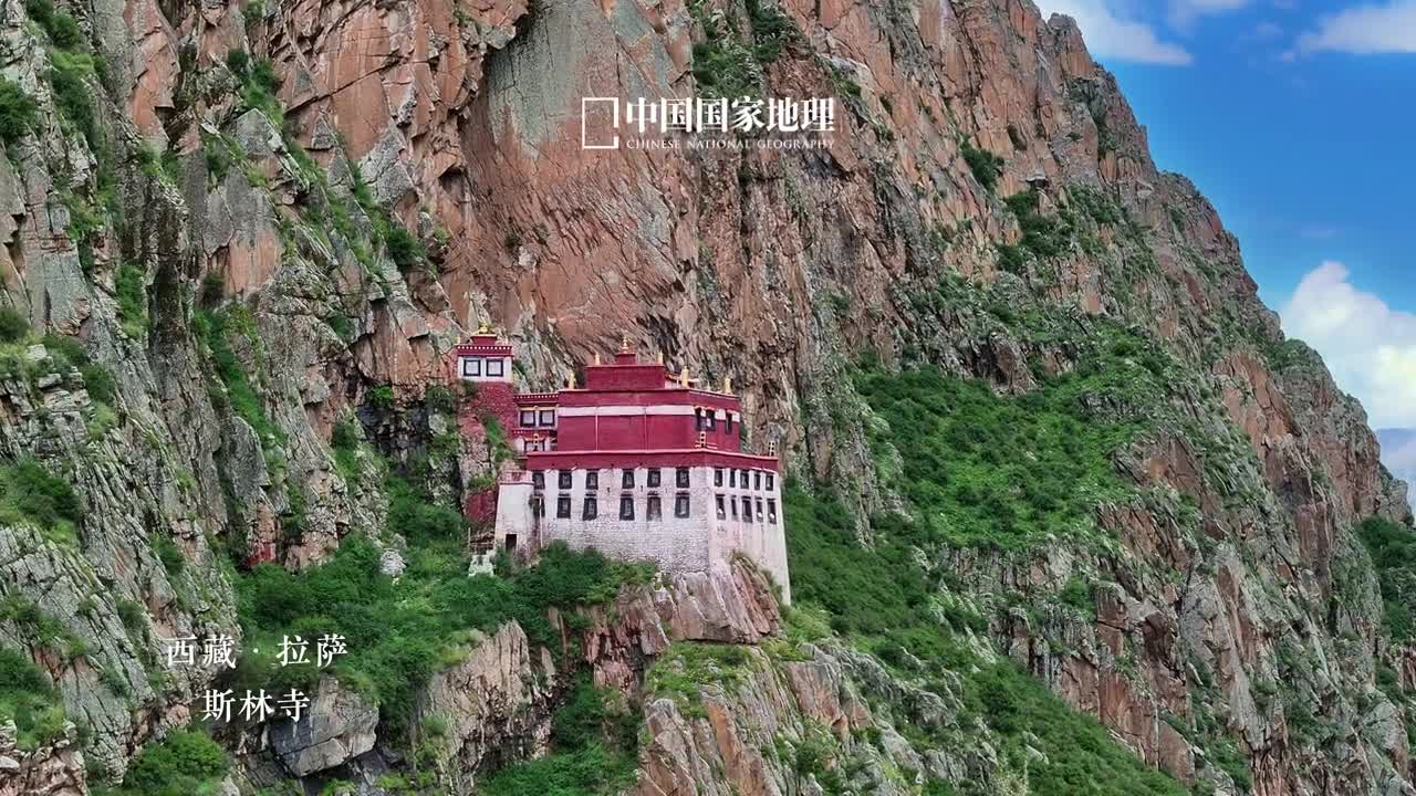 真的被悬空古寺震撼到了斯林寺地处西藏拉萨隐匿于群山褶皱之中雄踞于悬崖峭壁之上宛若神秘的空中楼阁沿着陡峭山路登临古寺感受悬浮半空的惊险奇绝