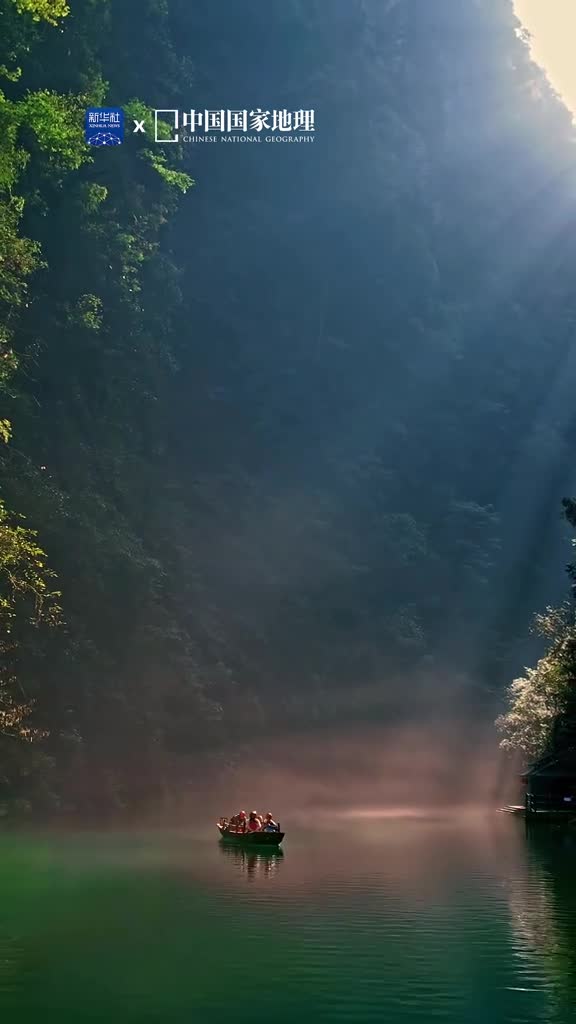春探峡谷入画里屏山峡谷位于湖北恩施的鹤峰县碧波清澈如镜行舟其间如悬浮在空中两旁峭壁耸立云雾缭绕似仙境一般