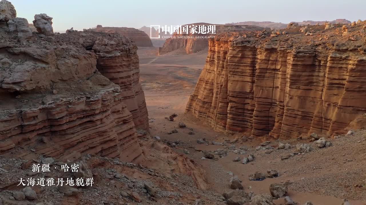 被大自然的雅丹风拿捏了雅丹地貌是一种比较软弱的湖泊沉积泥沙被风力侵蚀而成的平行槽垄地貌雅丹一词在维吾尔语中意为陡峭的山丘远望雅丹地貌似有千帆竞发之势如此瑰丽奇幻的景观是自然与时间镌刻下的浪漫