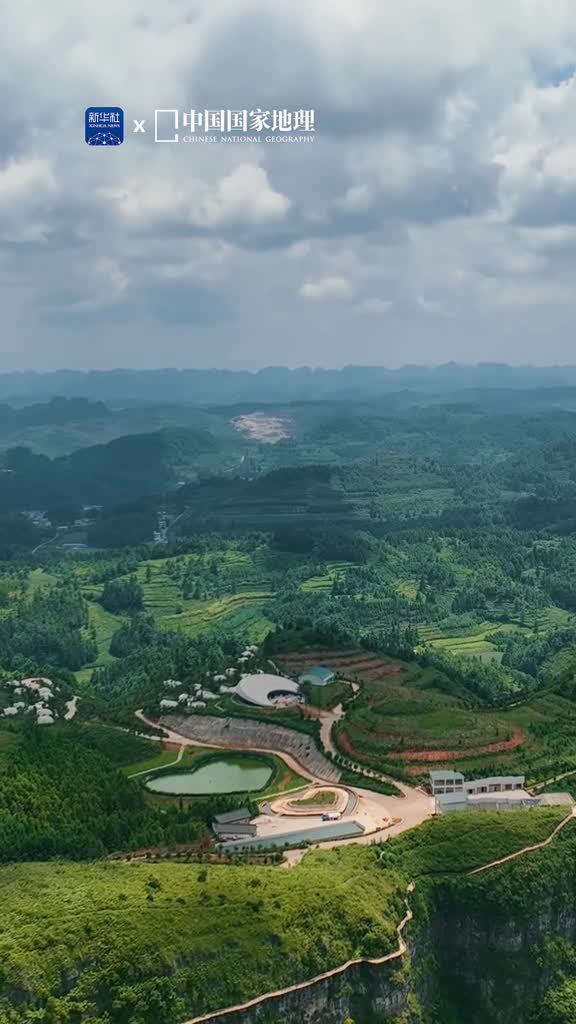 来白龙山领略青山之灵秀白龙山地处贵州西南东面和缓西面陡峭势如刀切斧砍登上山顶极目远眺甚觉宁静而旷远