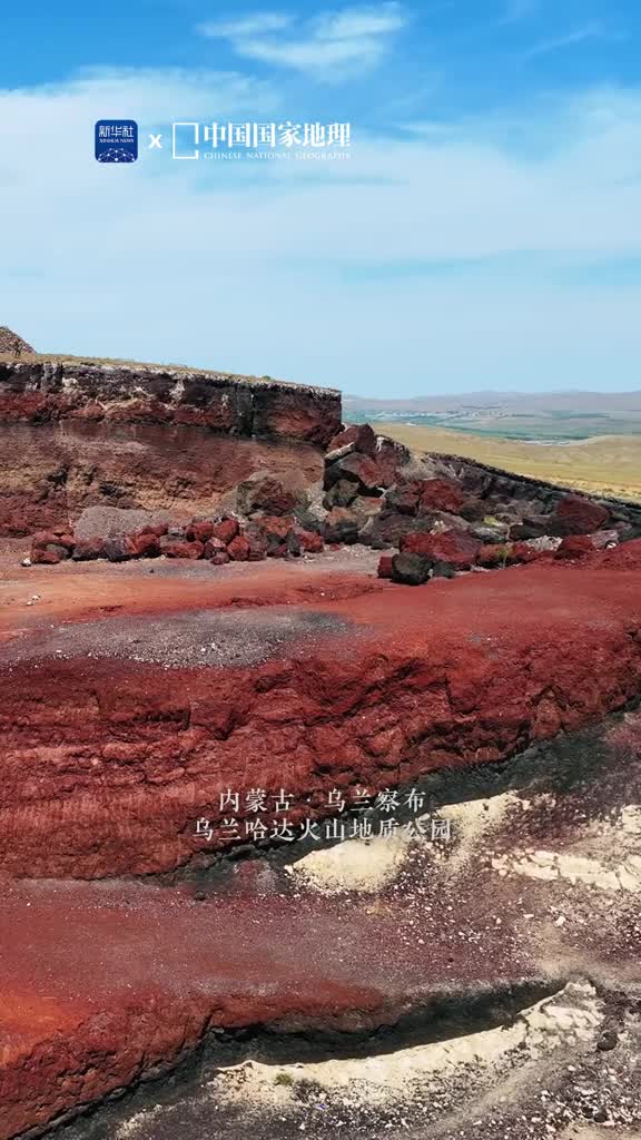 草原上遗落的火山将炽热的过往娓娓道来一座座形似炼丹炉的火山锥只是矗立在那儿就能感受到其中蕴藏的无穷力量这里是内蒙古的乌兰哈达火山地质公园