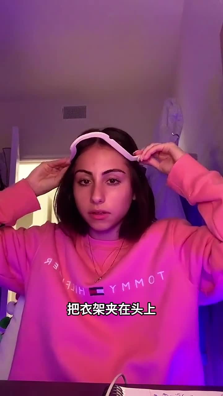 衣架居然能让头转动这是什么原理