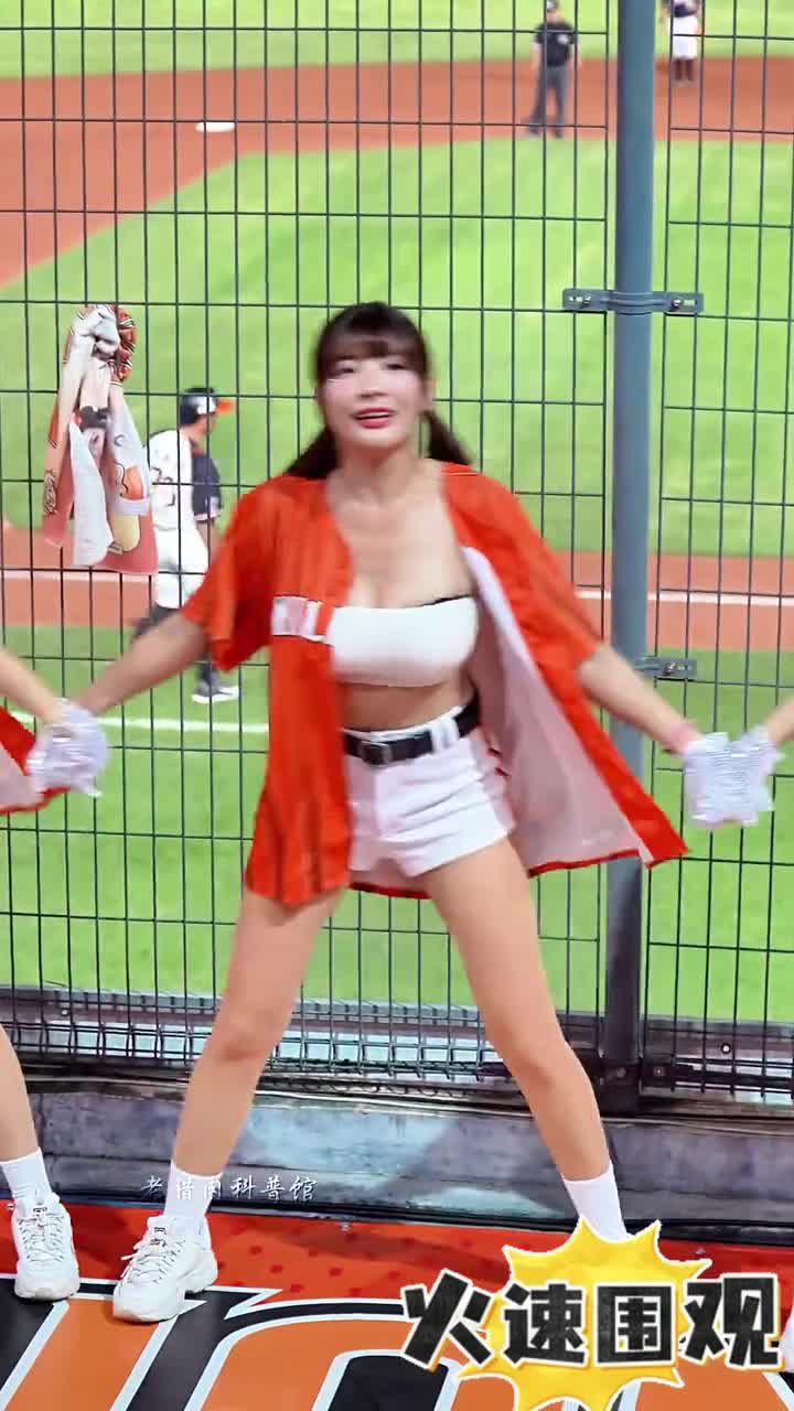 湾湾职棒现场总有不一样的风景看台妹拉拉队热舞