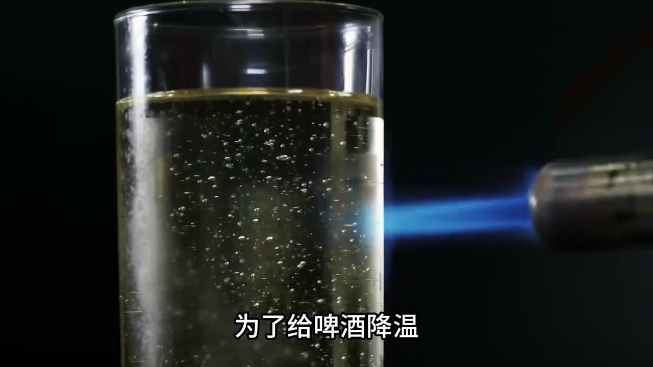 男人拿出喷火枪对各种物体进行加热实验