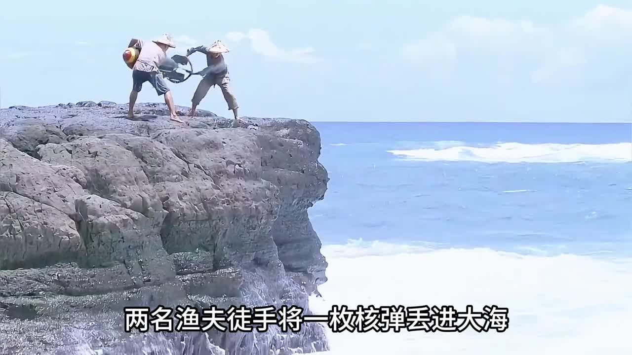 两名渔夫徒手向大海中扔下一枚炸弹只为了捕捞价格昂贵的金枪鱼