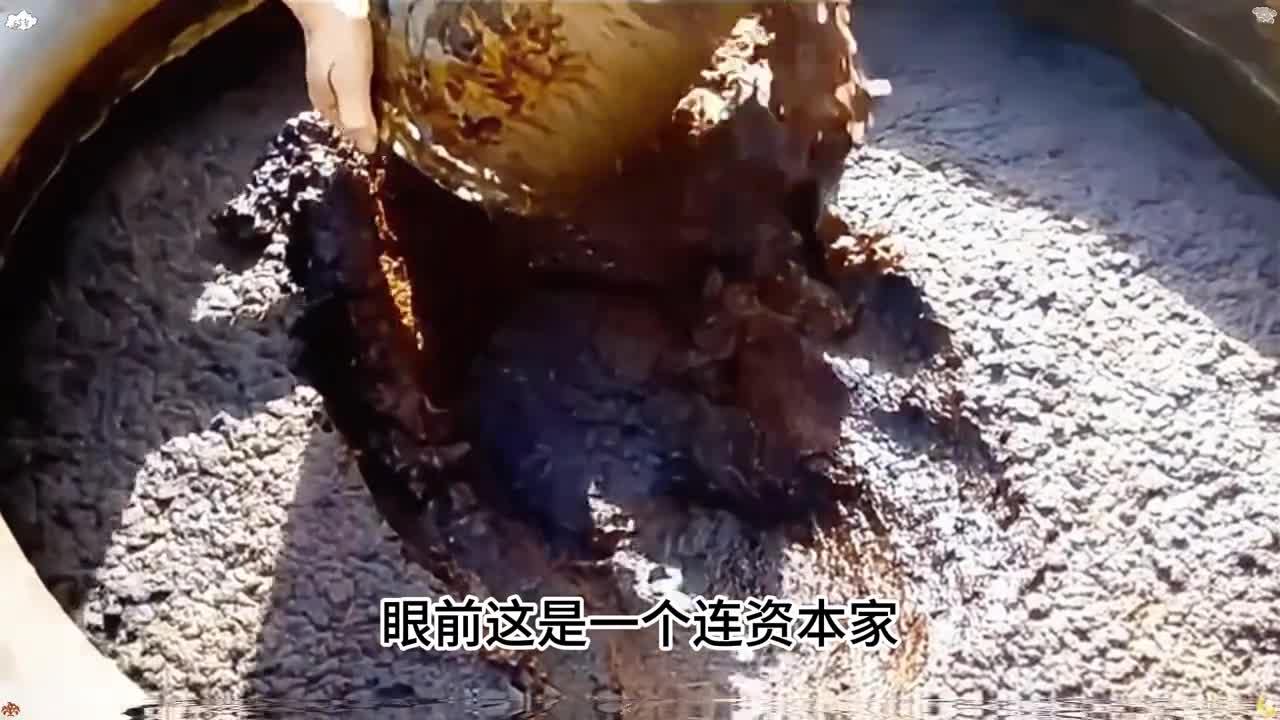 工人们历经千辛万苦终于获得了美味的酱油