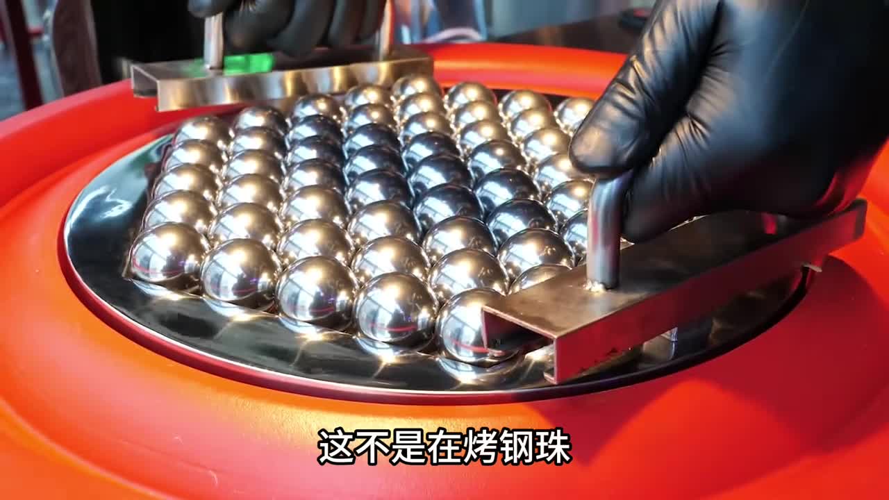 烤肉店老板脑洞大开利用钢珠来烤牛肉
