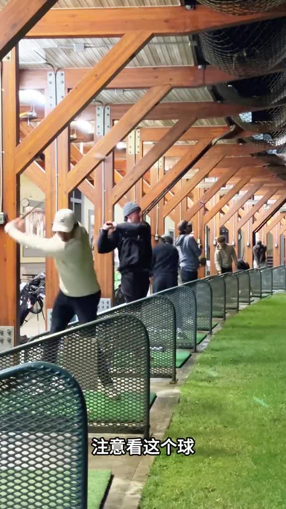 高尔夫打出枪声和火花以为是高手没想到居然是