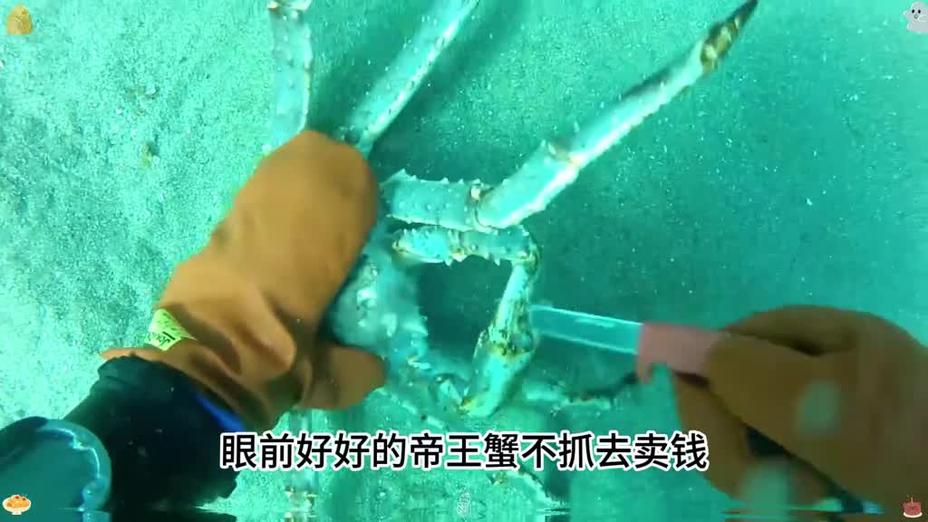 裹满了蟹黄的干脆面一口咬下去酥脆可口蟹香四溢