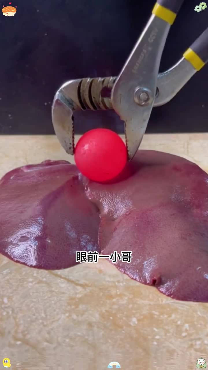 男人把高温铁球放在猪肝上神奇的一幕发生了