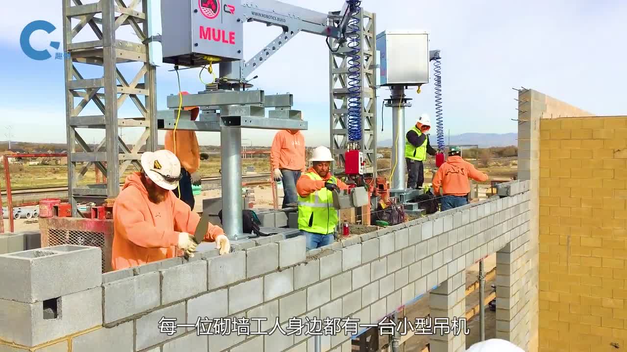 不可思议的搬砖吊机工人只管抹砂浆搬运砖头靠机器
