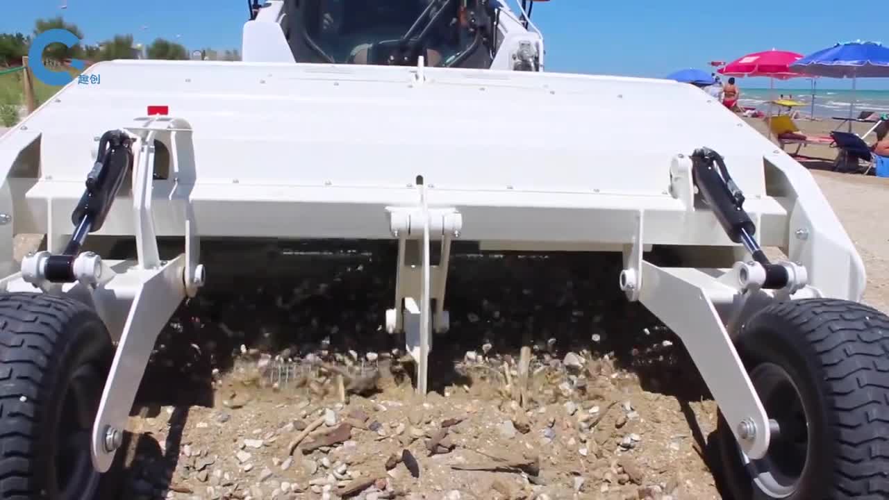 不可思议的沙滩清理机不断抖动的筛网把垃圾和碎屑一扫而空