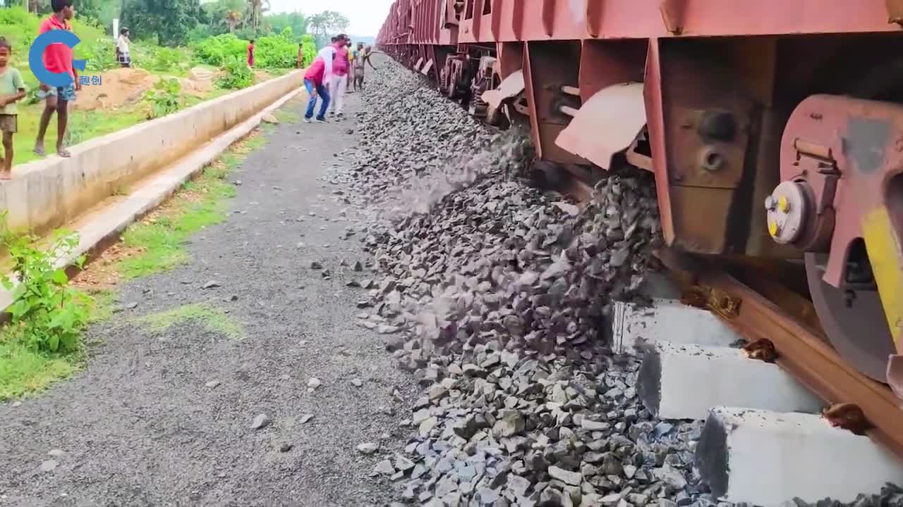 什么是填补道砟火车边走边卸石子