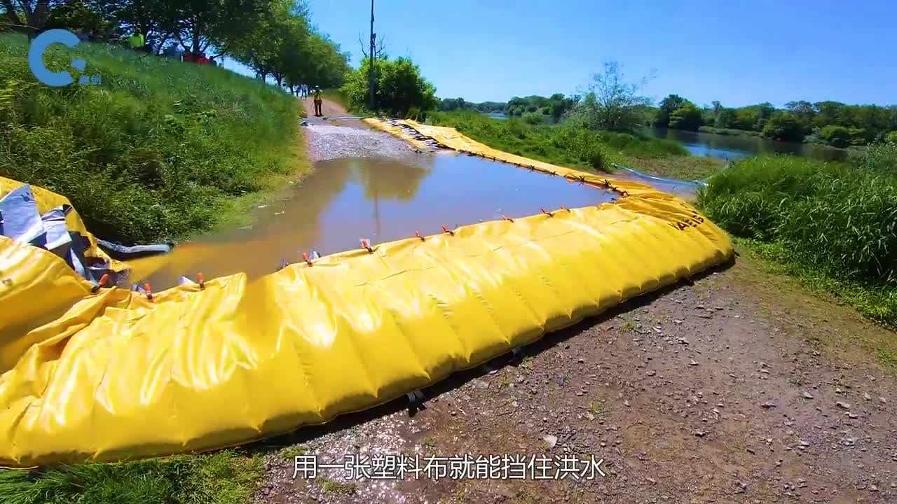 不可思议的黄色塑料布铺在地上就能阻挡洪水