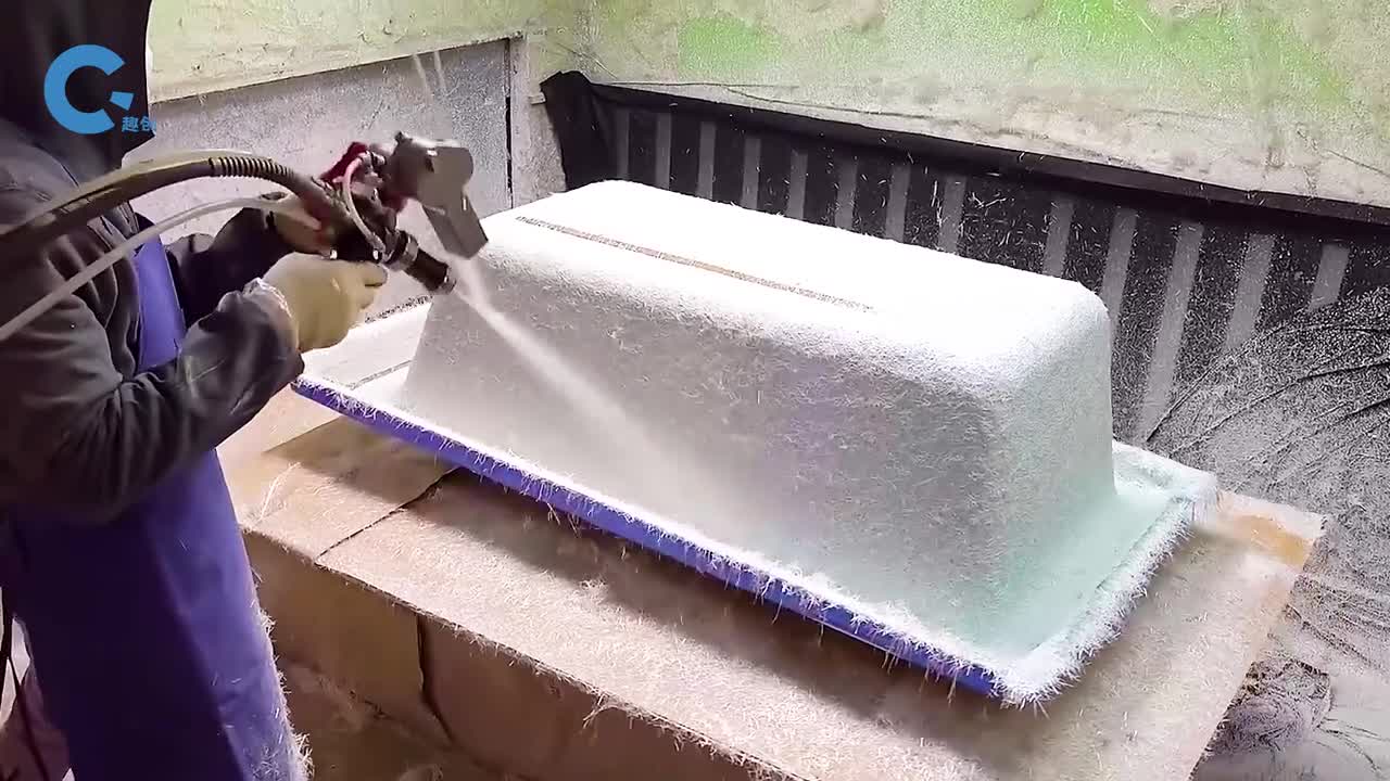 不可思议的斩波枪把玻璃纤维切成无数小根喷射到工件上