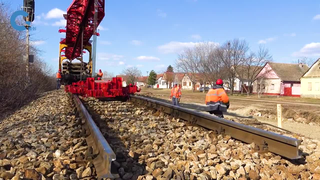 不可思议的轨道翻新车能把铁轨原地拔起来