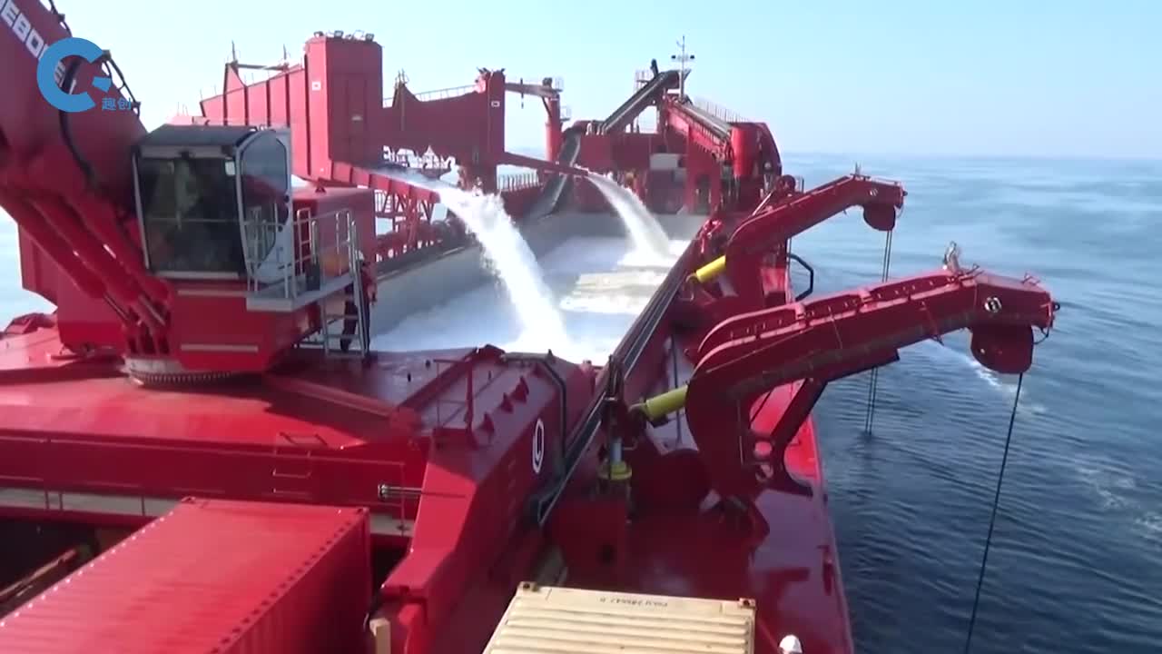 不可思议的耙吸式挖泥船工作起来就像吸尘器