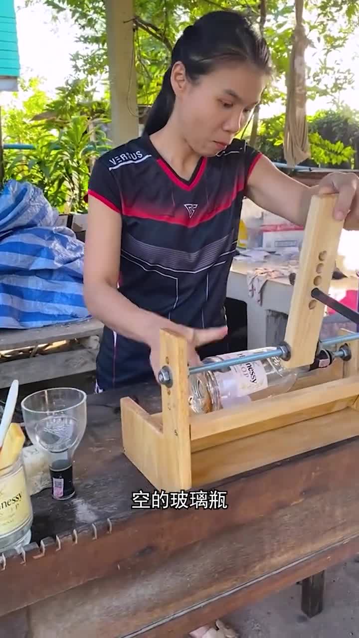 玻璃瓶放在热水中为什么会裂成两半