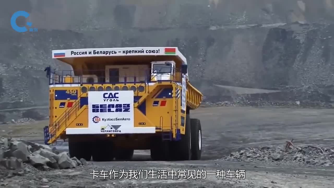 世界最大卡车有多结实一轱辘压扁小汽车就像碾死一只蚂蚁